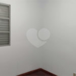 Apto com 2 dormitórios, dois banheiros , e uma garagem.