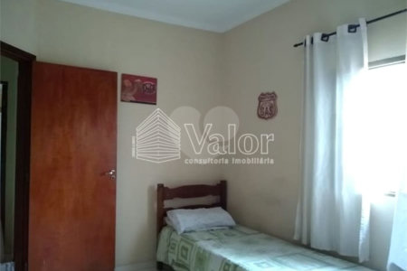 Casa Térrea com 3 dormitórios, sendo 1 suíte.