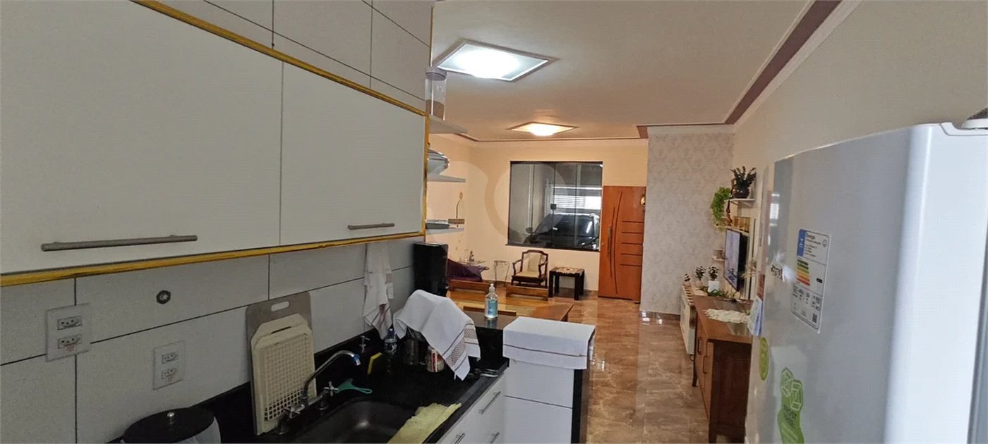 Casa Nova (Apenas 2 Anos) com Suíte: Conforto, Segurança e Localização Privilegiada!