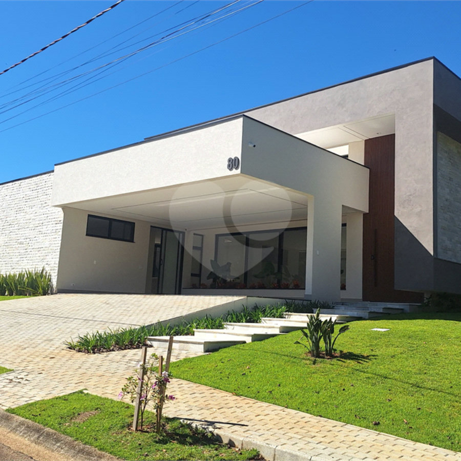 Casa a venda com 04 suítes área gourmet e 6 vagas para autos em condominio fechado Atibaia