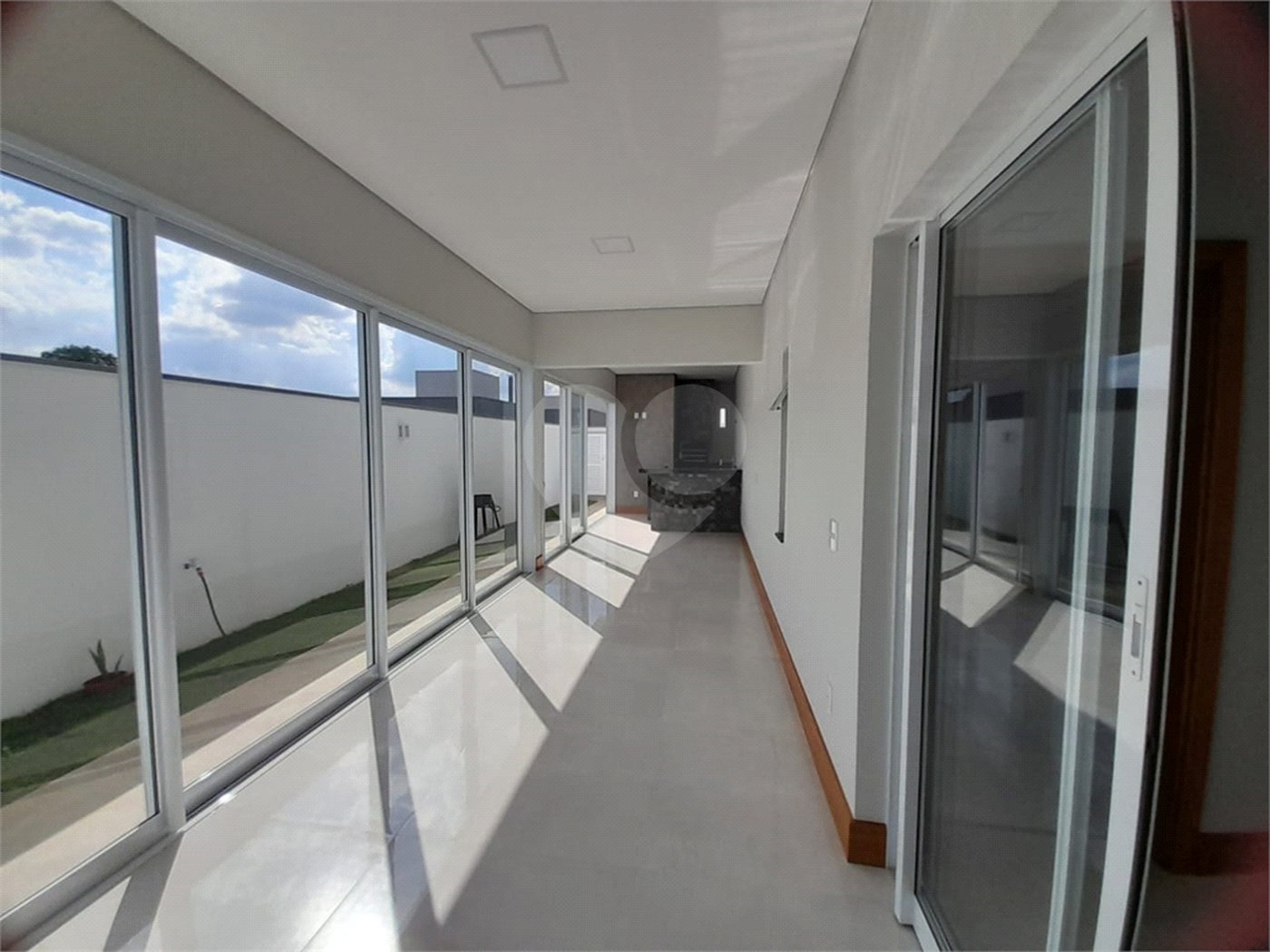 Belíssima Casa à Venda no Condomínio Damha IV