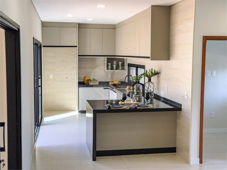 Indaiatuba - Condomínio Milano - Sobrado - 350 m² de terreno - 240 m² de área construída - 4 vagas de garagem, sendo 2 cobertas - Salas de estar e jantar integradas - 3 suítes com closet e varanda no pavimento superior - Escritório no térreo - Espaço gourmet com churrasqueira - Banheiro externo