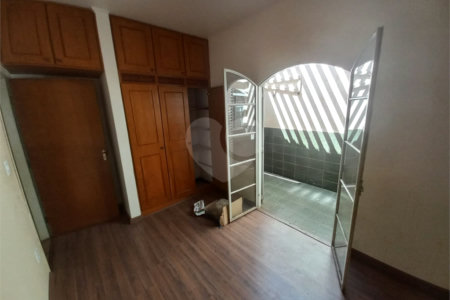 Casa térrea com 3 dormitórios, sendo 1 suíte.