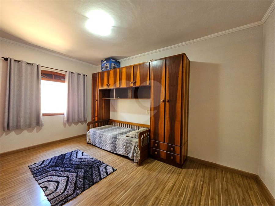 Casa térrea em Atibaia com 3 dormitórios (2 suítes), piscina, espaço gourmet, condomínio fechado