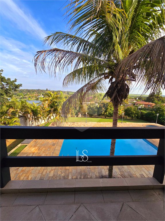 Indaiatuba- Vale das Laranjeiras - Vista dos fundos para o lago - Casa assobradada - 3 pisos, 4 quartos, 2 suítes, uma com hidro ,escritório, sala 3 ambientes, lareira, lavabo,cozinha ampla, despensa, lavanderia, churrasqueira, forno pizza, 6 wcs, piscina, jardim despensa, garagem, segurança
