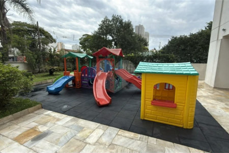 Apartamento de 155 m² com 4 dormitórios, varanda e 2 vagas de garagem. Condomínio com piscinas adulto, infantil e aquecida, lazer e portaria 24 horas.
