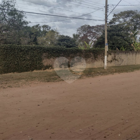 Chácara localizada no Condomínio Leila a venda.