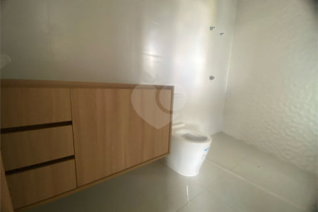 Casa à Venda no Condomínio Damha III