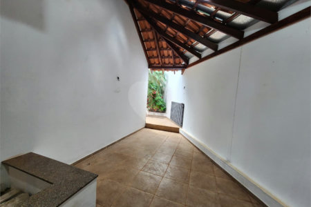 Casa Antiga, Charmosa e Muito Bem Localizada no Condomínio Faber Castell I á venda