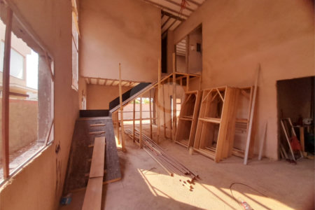 Casa em Construção com Área Gourmet e Piscina no Condomínio Damha II