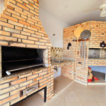 Indaiatuba- Vale das Laranjeiras - Vista dos fundos para o lago - Casa assobradada - 3 pisos, 4 quartos, 2 suítes, uma com hidro ,escritório, sala 3 ambientes, lareira, lavabo,cozinha ampla, despensa, lavanderia, churrasqueira, forno pizza, 6 wcs, piscina, jardim despensa, garagem, segurança