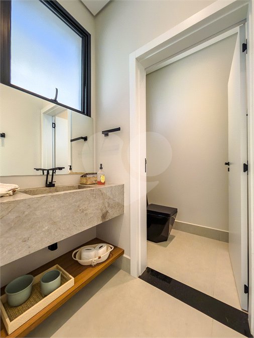 Indaiatuba - Quintas da Terracota - 1252 m² de terreno - casa térrea com 514 m² de área construída -3 vagas de garagem cobertas e 3 descobertas Lavabo - Sala de estar e jantar amplas e integradas - Escritório privativo - Cozinha toda equipada com geladeira, forno, micro-ondas, lava-louças,