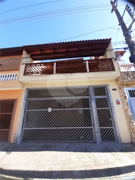 Casa com 250m², 4 dormitórios, 2 vagas.