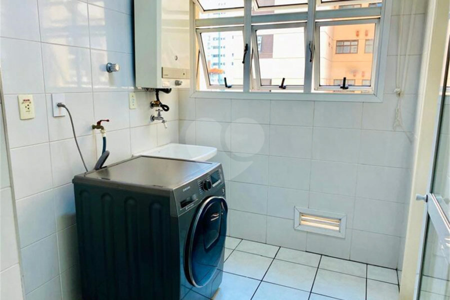 Apartamento de 03 dormitórios sendo 1 suíte e 02 vagas de garagem.