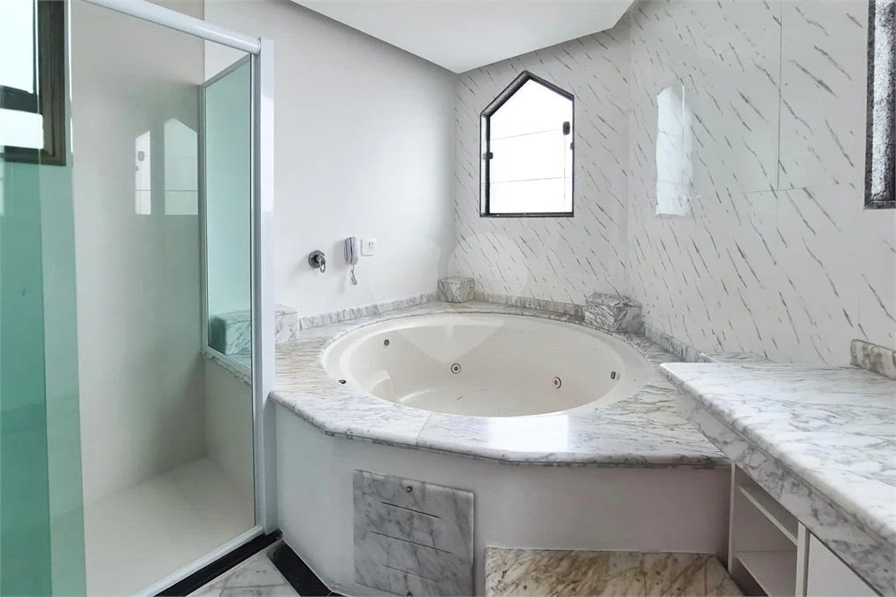 Encante-se com esta sofisticada cobertura no Jardim do Mar! São 4 suítes, piscina privativa, espaço gourmet e 5 vagas. Agende sua visita e surpreenda-se!