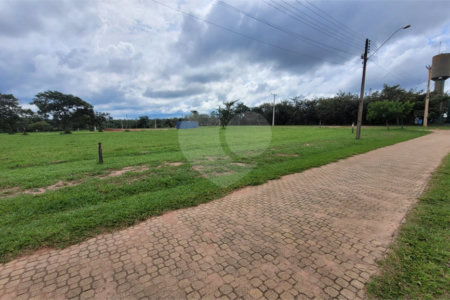 Loteamento no Condomínio Vila Pinhal do Broa