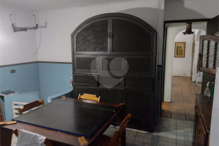 Casa à venda na Vila Mariana de 300 metros quadrados, com 3 dormitórios, 1 suíte e 2 vagas.
