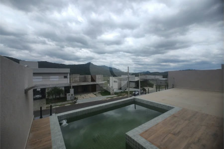 Casa exclusiva em Atibaia de alto padrão com 3 suítes, piscina, espaço gourmet, condomínio fechado, aceita financiamento