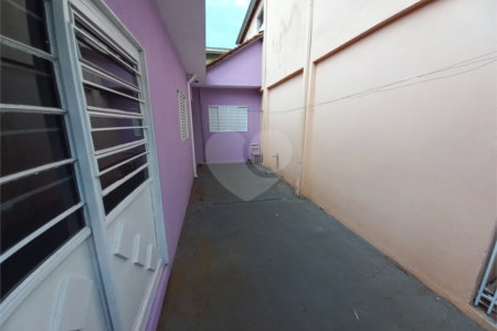 Sobrado à venda com excelente distribuição de espaços