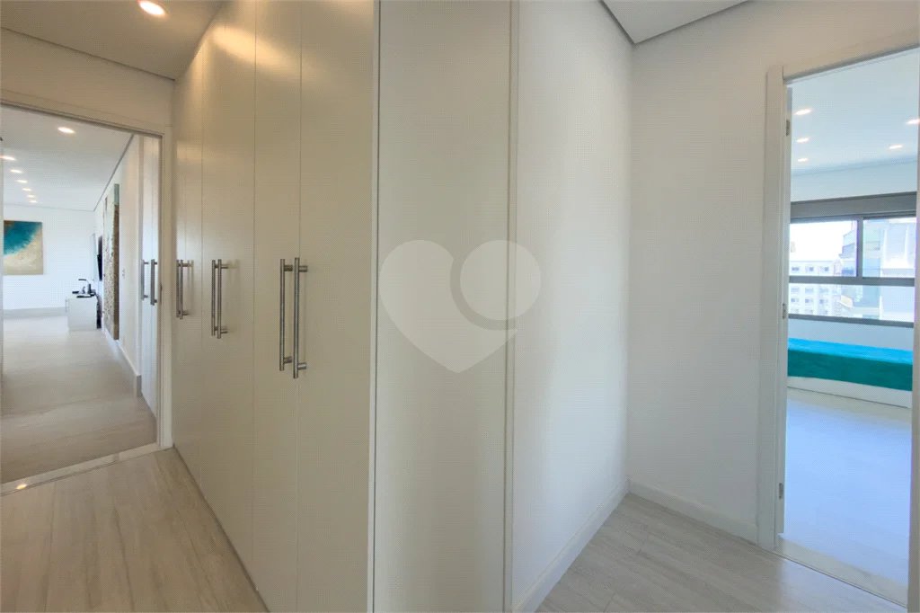 Apartamento de 03 dormitórios sendo 02 suítes com 02 vagas de garagem.