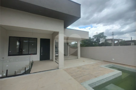 Casa exclusiva em Atibaia de alto padrão com 3 suítes, piscina, espaço gourmet, condomínio fechado, aceita financiamento