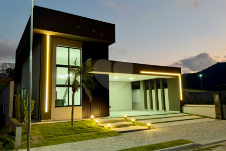 Casa térrea 3 dormitórios (3 suítes), espaço gourmet, piscina, 2 vagas garagem, condomínio fechado com ampla área lazer