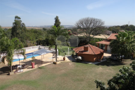 Indaiatuba- Jardins dos Laranjais - Chácara dentro do Vale das Laranjeiras, segundo portão: Jardim dos Laranjais. 3 quartos, 1 banheiro social, 1 sala espaçosa de TV, 1 sala de jantar, cozinha, 1 varanda fechada com portas Blindex. Quiosque, piscina, capela com bancos e altar,