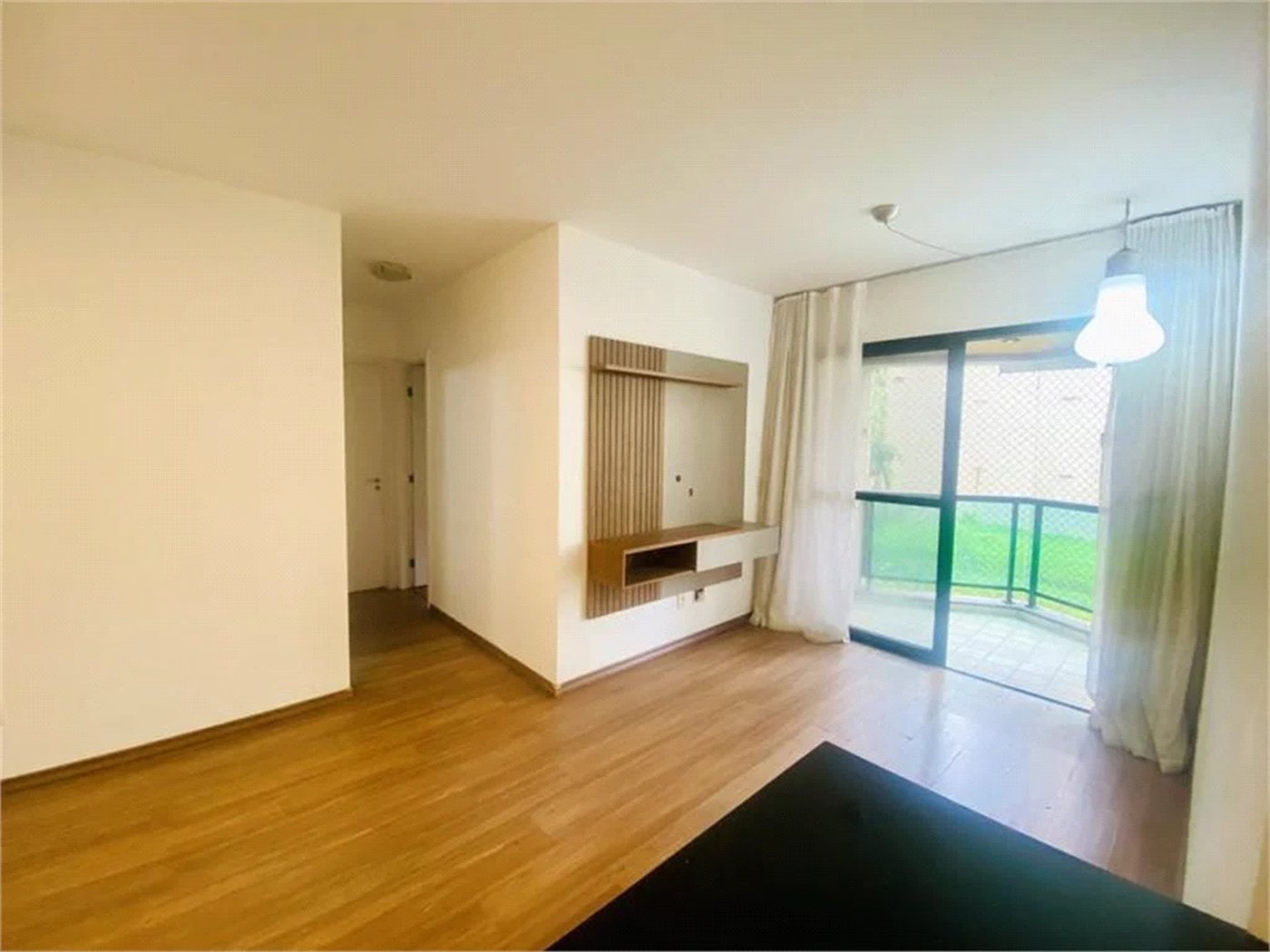 Apartamento com 2 dormitórios , uma suíte e 2 vagas cobertas . Excelente Valor