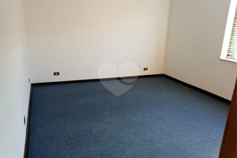 Casa com 4 dormitórios e 4 vagas.
