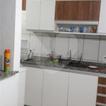 Casa térrea com 3 dormitórios, sendo 1 suíte.