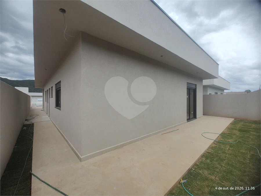 Casa exclusiva em Atibaia de alto padrão com 3 suítes, piscina, espaço gourmet, condomínio fechado, aceita financiamento