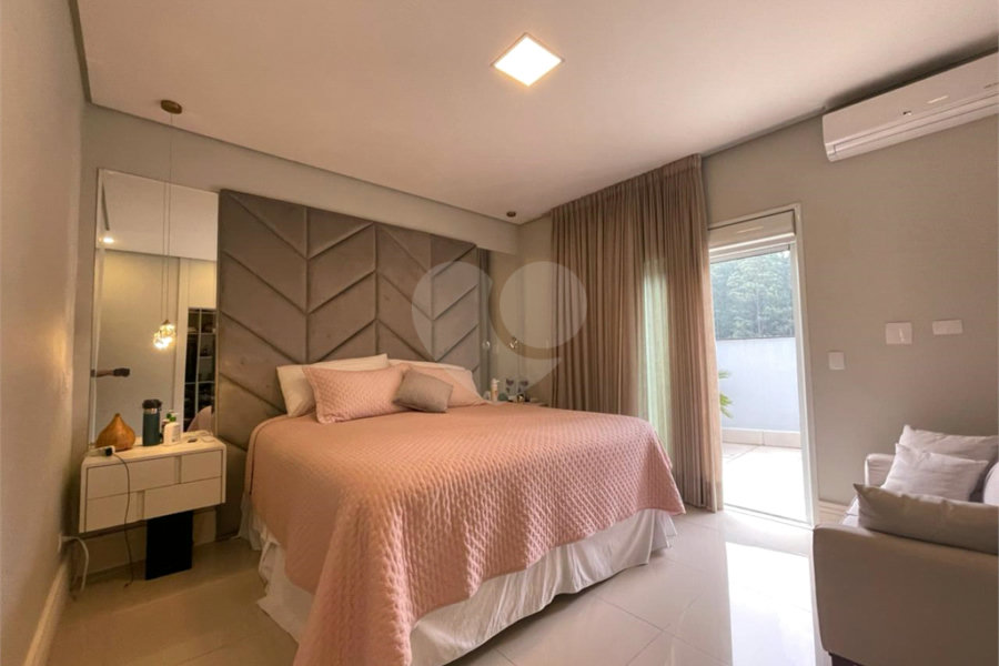 Casa com 4 quartos em condomínio fechado com piscina
