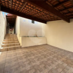 Casa térrea em Atibaia com 2 dormitórios, 2 vagas de garagem, quintal nos fundos, aceita financiamento