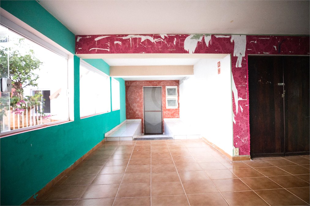 Casa com 4 Dormitórios e área de lazer com piscina