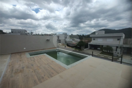 Casa exclusiva em Atibaia de alto padrão com 3 suítes, piscina, espaço gourmet, condomínio fechado, aceita financiamento