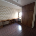 Casa térrea com 3 dormitórios, sendo 1 suíte.