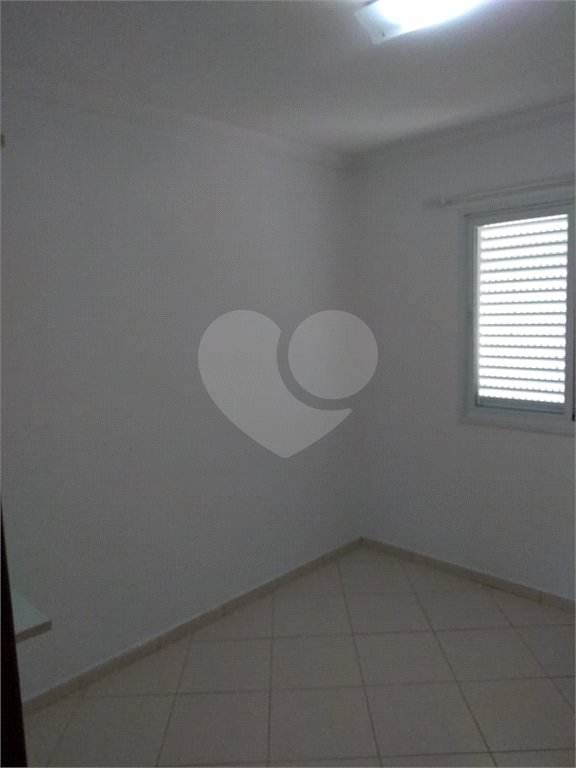 Indaiatuba - Venda - Apartamento no Condomínio Portal das Flores com 64 m², 3 dorms, sendo 2 com armários planejados, , WC social, cozinha planejada e totalmente integrada com a lavanderia, varanda, , 02 vagas de garagem. Excelente localização, a poucos metros do Shopping Polo, mercados, padaria,