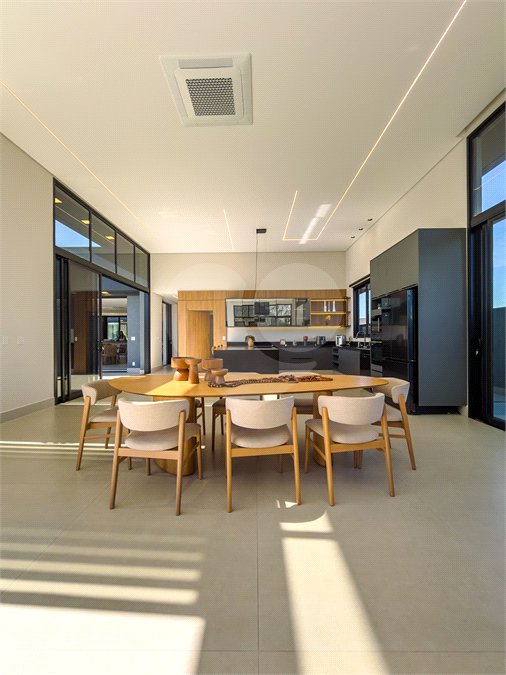 Indaiatuba - Quintas da Terracota - 1252 m² de terreno - casa térrea com 514 m² de área construída -3 vagas de garagem cobertas e 3 descobertas Lavabo - Sala de estar e jantar amplas e integradas - Escritório privativo - Cozinha toda equipada com geladeira, forno, micro-ondas, lava-louças,