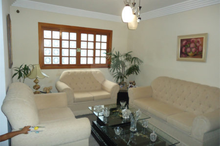 Sobrado com 4 quartos sendo 2 suítes.