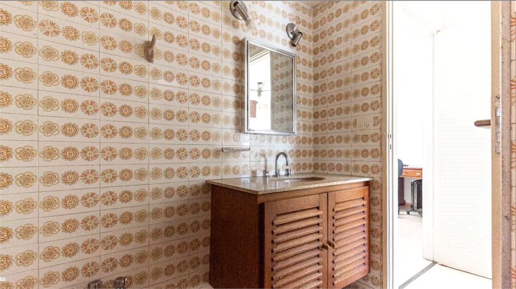 Este elegante apartamento em Higienópolis oferece 224m² de área muito bem distribuída, perfeito para quem valoriza conforto