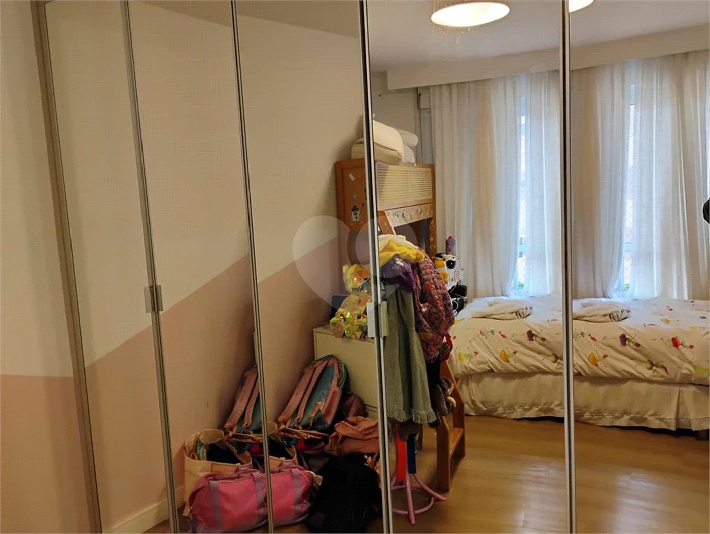 Apartamento reformado , 3 suítes , 3 vagas. Próximo a Avenida Paulista e metrô Brigadeiro . Prédio de construtora renomada. Único !