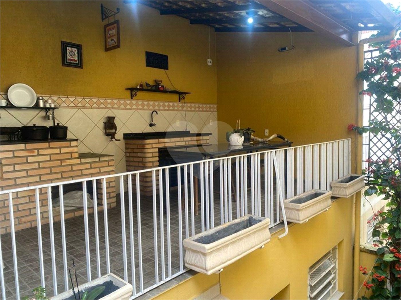 Sobrado à venda com 150 metros de área util e possui 3 dormitórios, sendo 1 suíte.