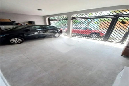 Casa de 85m2 com 3 dormitórios e 2 vagas de garagem localizado no Bosque da Saúde