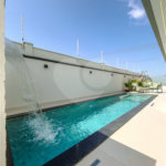 Indaiatuba - Condominio Villa Sapezal - 318 m² de Terreno - 230 m² de Área Construída - 3 suítes, sendo 1 Master com closet planejado - Sala de TV - Sala de estar integrada à Sala de jantar - Cozinha com móveis planejados - Despensa - Escritório planejado - Lavabo - Piscina com preparação para aquec
