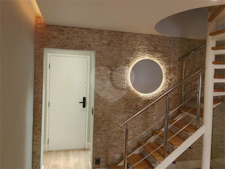 Linda cobertura Duplex om 3 dormitórios, sendo uma suíte com armários e ar condicionado e 2 vagas .