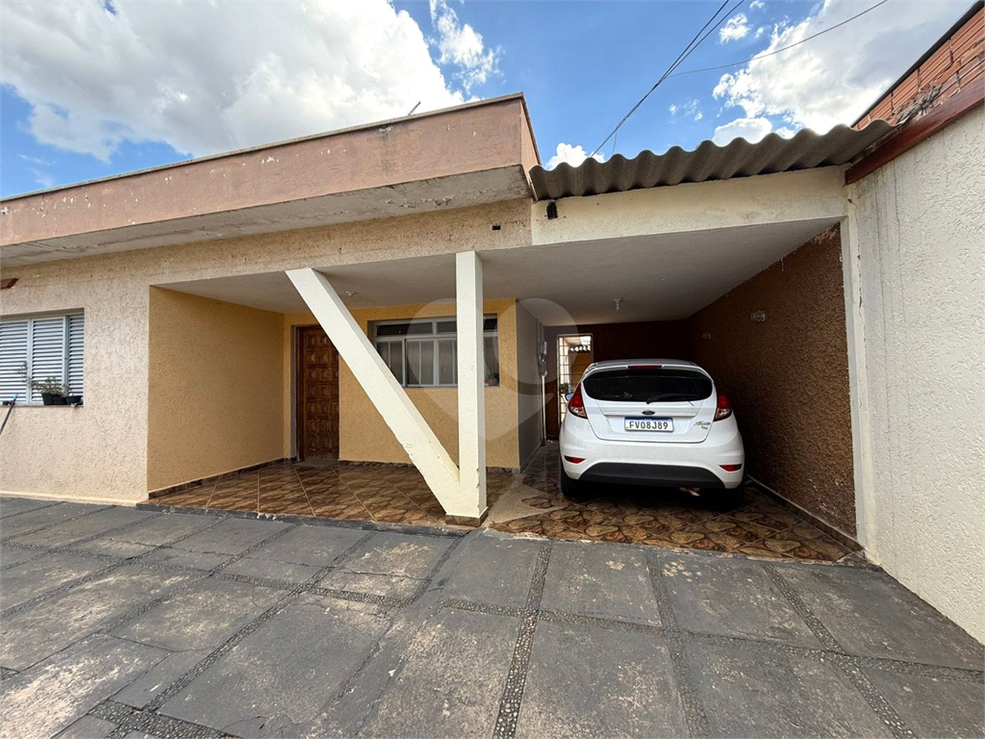 Casa térrea com piscina e 3 quartos.