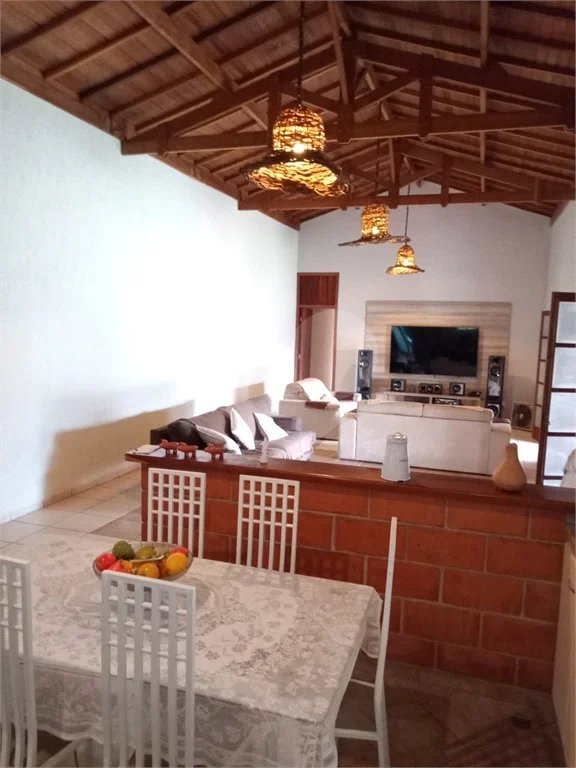 Chácara à venda. Ampla área de lazer. Aceita permuta com apartamento na praia