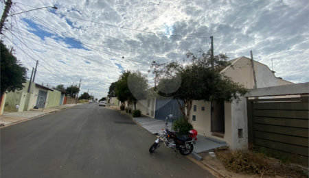 Casa à venda com 4 quartos, sendo 2 suítes,  em Jardim São João Batista, São Carlos, SP