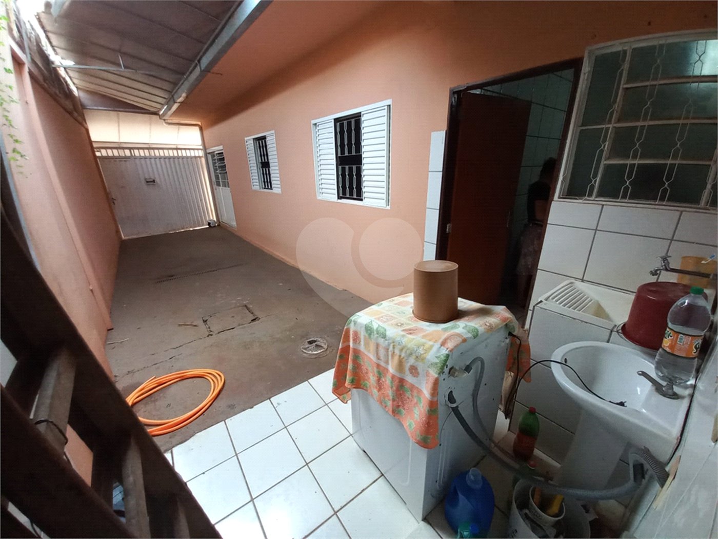 Sobrado à venda com excelente distribuição de espaços