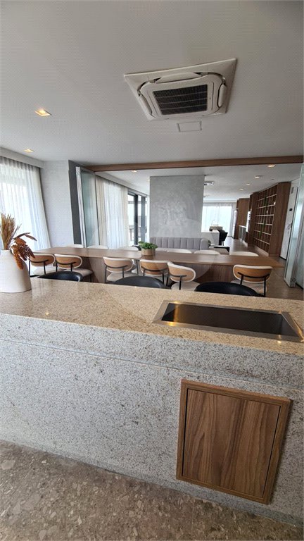 Charme, conforto e vista livre na Vila Clementino – 98 m² com pé-direito duplo!